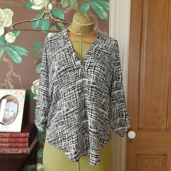 Lush Tops - LUSH Tab Sleeve Top Size Medium